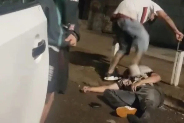 Foragido espanca homem acompanhado do irmão e é preso em flagrante