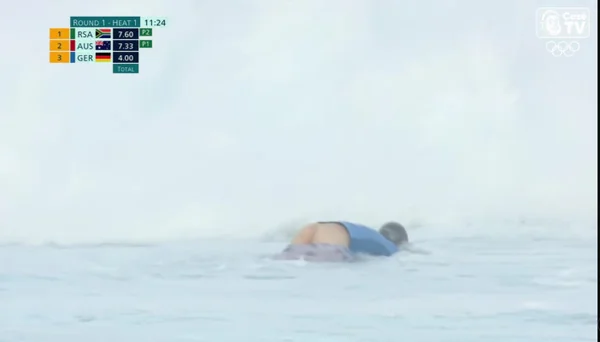 Imagem colorida de surfista alemão que perdeu bermuda na competição- Metrópoles