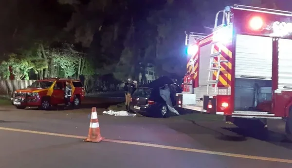 Pai, filha e amiga morrem em batida de carro contra árvore em Curitiba