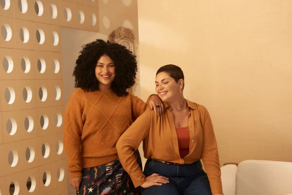 Duas mulheres usando looks com tons terrosos - Metrópoles