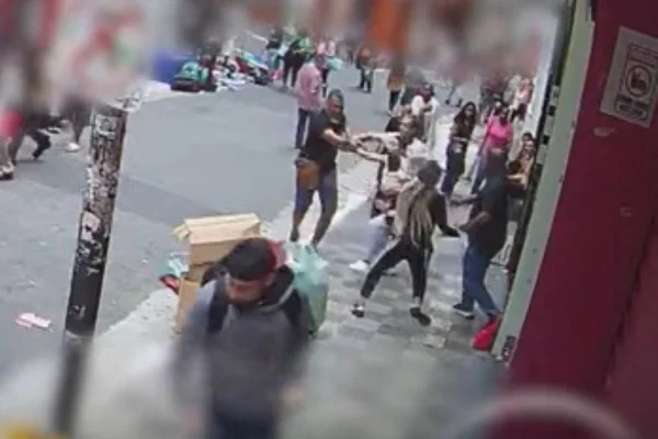 Vídeo mostra homem matando ex-mulher a tiros na região da 25 de Março