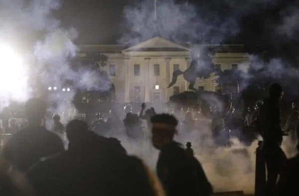 Em meio a protestos, Casa Branca tem luzes apagadas e Trump se esconde