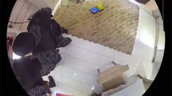 Invasão de polícia em casa de morador na Vila Aliança