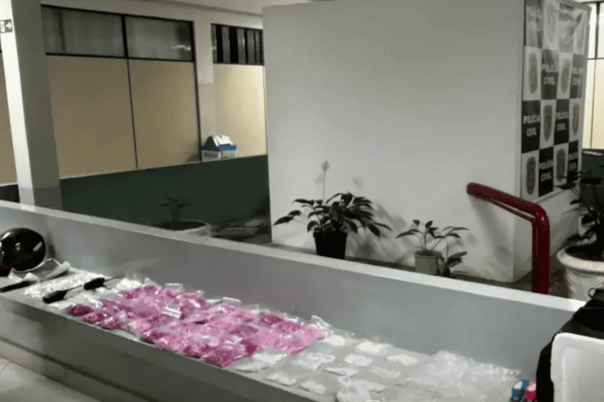 Cocaína rosa: homem é preso após ser abordado com mochila cheia de drogas