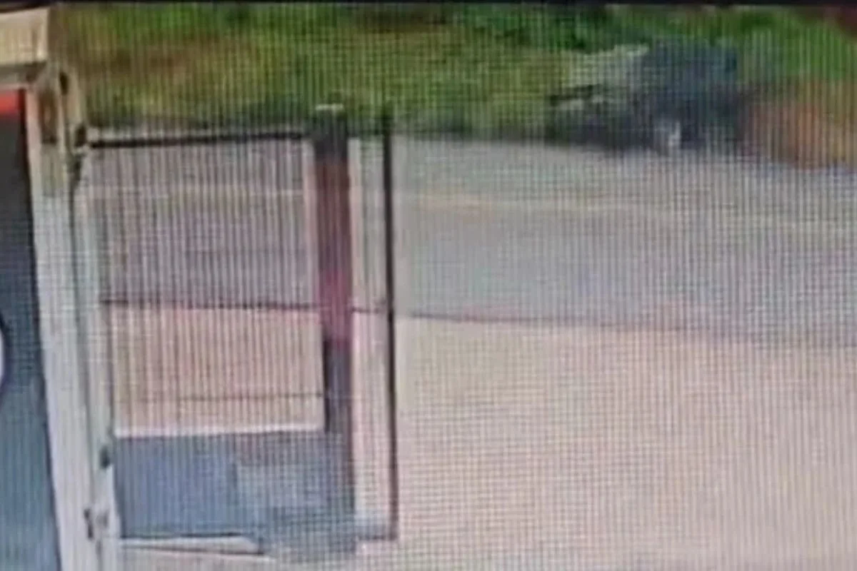 Imagem colorida, Após pneu estourar, carro capota no Contorno Sul de Maringá- Metrópoles