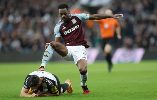 Imagem colorida de Jhon Duran pisando nas costas do zagueiro do Newcastle - Metrópoles
