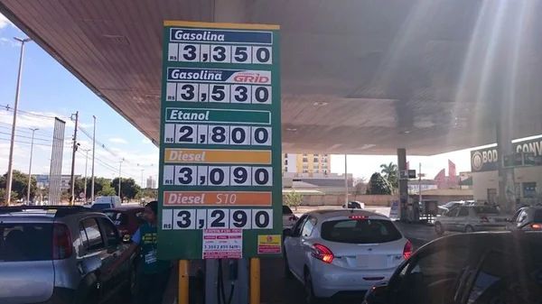 Gasolina cai para R$ 3,35 mesmo com fim de limite no lucro dos postos