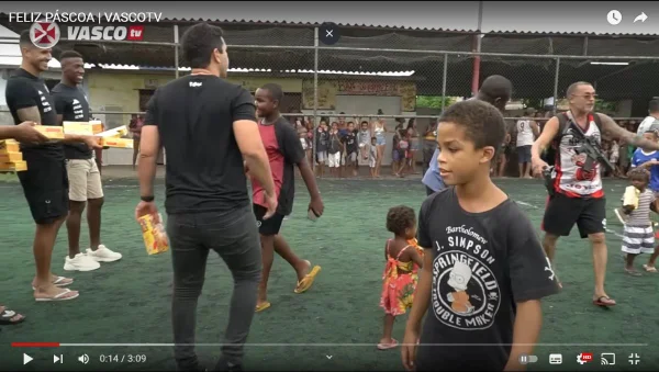 Homem armado aparece em vídeo de Páscoa do Vasco na Cidade de Deus - Metrópoles