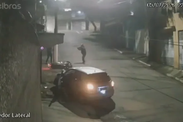 Imagem colorida de motorista sendo baleado após atropelar suspeito de assalto na zona sul - Metrópoles