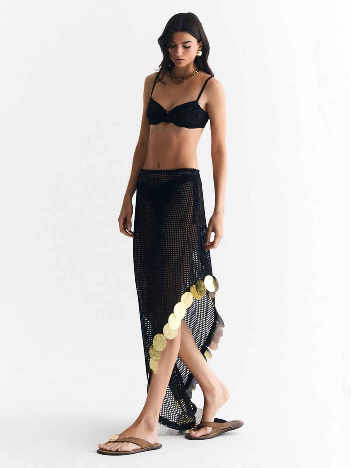 Sau Swim explora bastante a ideia de brilho e acabamento artesanal/contemporâneo Sau Swim explora bastante a ideia de brilho e acabamento artesanal/contemporâneo