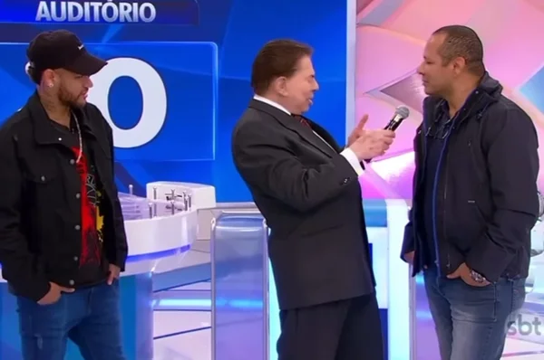 Foto colorida de Neymar, Silvio Santos e Neymar Pai - Metrópoles