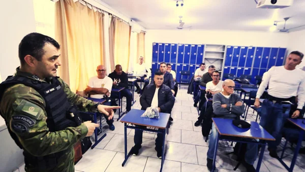Imagem colorida mostra policiais da reserva no Rio Grande do Sul - Metrópoles