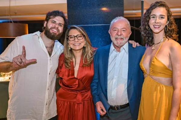 Foto colorida do neto de Lula, Lula e a primeira-dama Janja - Metrópoles