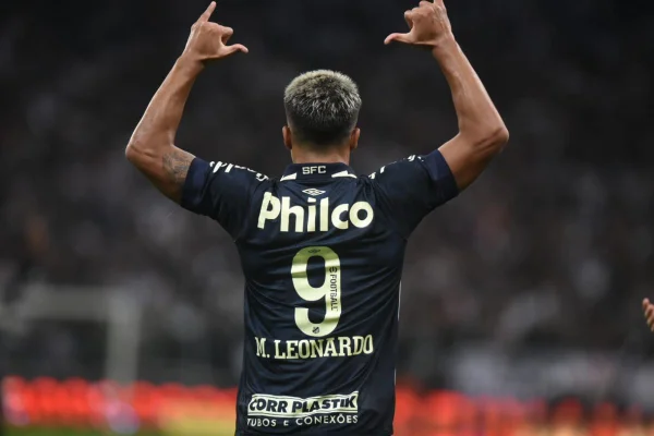 Joia de 18 anos decide e Santos volta a vencer o Corinthians