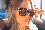 Leticia Spiller faz selfie no carro, com óculos escuros