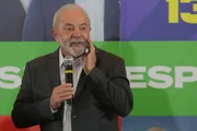 Lula discursa em evento de campanha