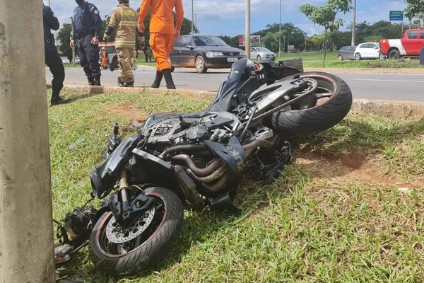 Motociclista bate em poste após colidir com carro e perder o controle