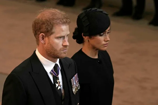 Harry e Meghan ficaram furiosos por títulos dos filhos, diz jornal
