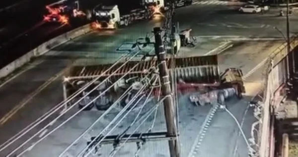 Imagem de carreta caída em rodovia - Metrópoles