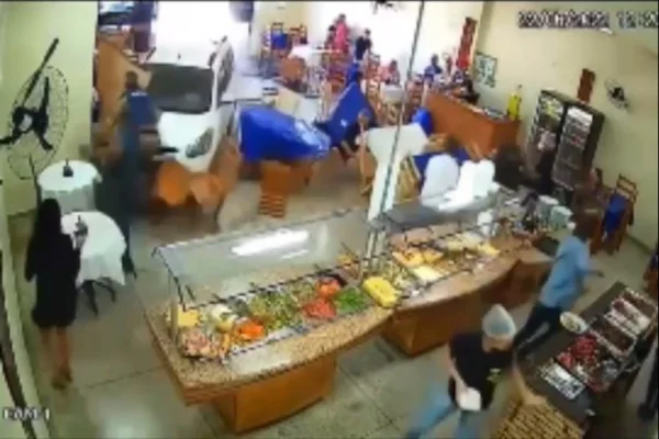 frame de imagem de câmeras de segurança com carro invadindo restaurante