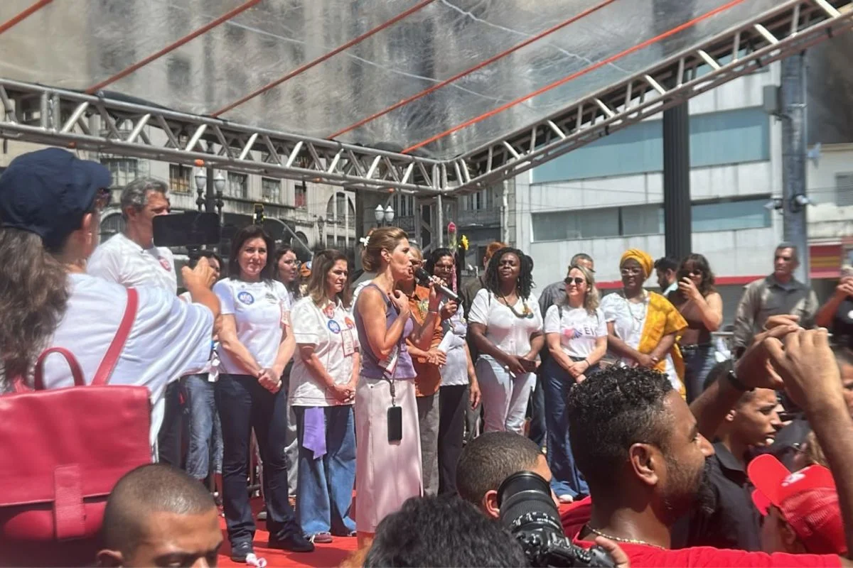 Ana Estela Haddad fez discurso a eleitores na Praça da Sé neste domingo (27/9) Ana Estela Haddad fez discurso a eleitores na Praça da Sé neste domingo (27/9)