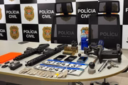 Armamento e objetos apreendidos com homem identificado como armeiro do PCC em Santos