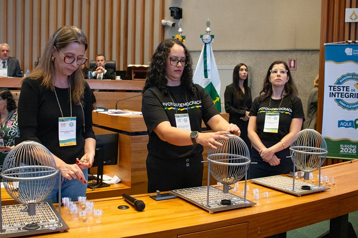 O Tribunal Regional Eleitoral do Distrito Federal (TRE-DF) sorteou as urnas eletrônicas que serão submetidas às auditorias da votação eletrônica no primeiro turno das Eleições 2026, neste sábado (3/10) O Tribunal Regional Eleitoral do Distrito Federal (TRE-DF) sorteou as urnas eletrônicas que serão submetidas às auditorias da votação eletrônica no primeiro turno das Eleições 2026, neste sábado (3/10)