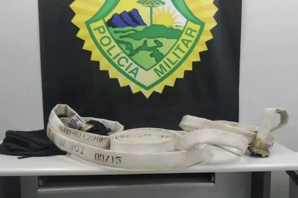 A mangueira que foi furtada pelo homem no cemitério