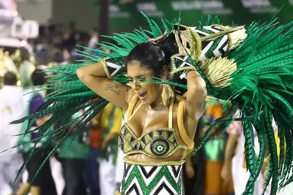 Adereço se solta e Pocah chora durante desfile da Grande Rio