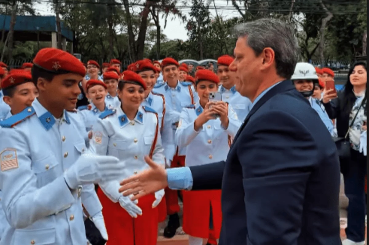 Tarcísio participa de desfile de 7 de Setembro Tarcísio participa de desfile de 7 de Setembro