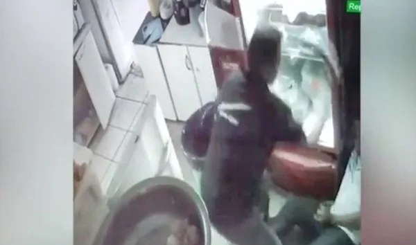 Vídeo mostra homem sendo morto a marteladas por colega de trabalho