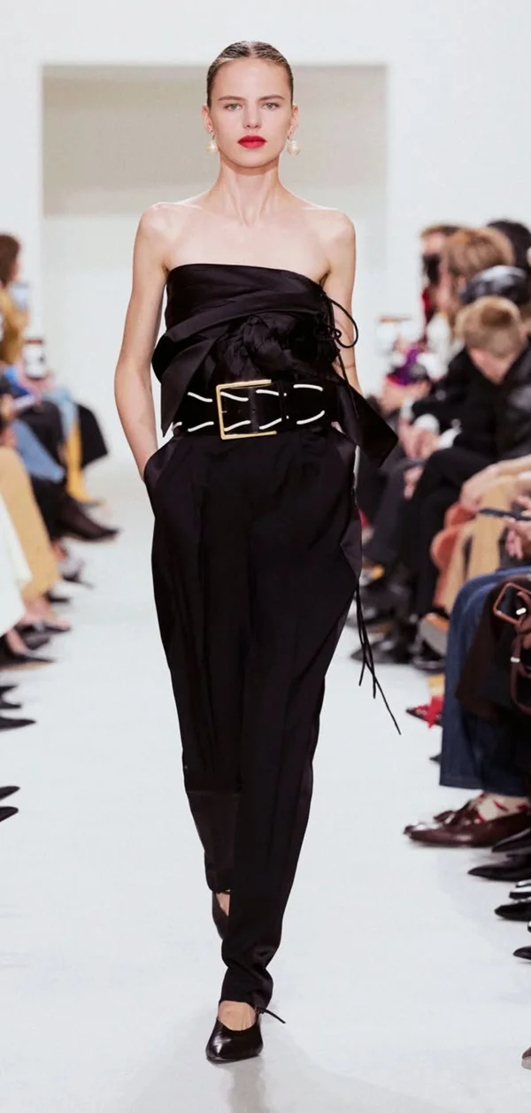 Céline distribui óculos de sol futuristas para público de desfile em Paris - destaque galeria