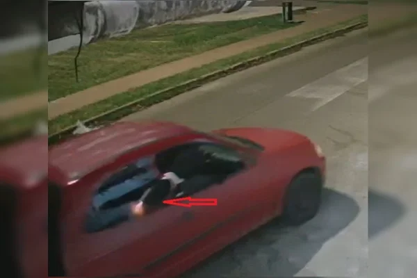 Vídeo mostra momento em que atirador dispara contra dois rivais no DF