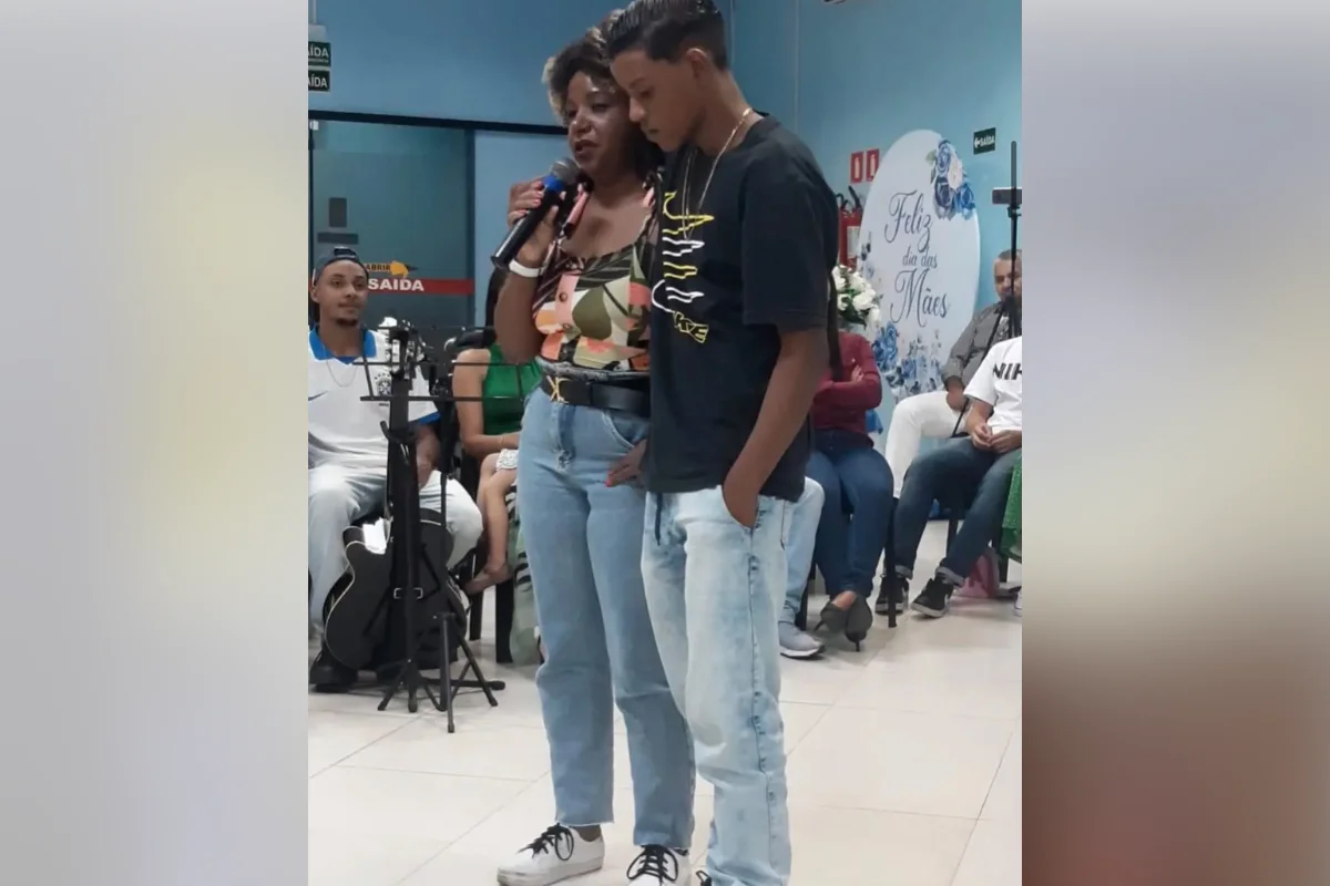"Mãe te avisou": mulher lamenta filho morto após roubar delegado "Mãe te avisou": mulher lamenta filho morto após roubar delegado
