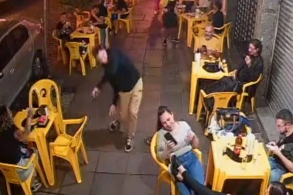 Bruno Stracke sendo atacada por uma barata
