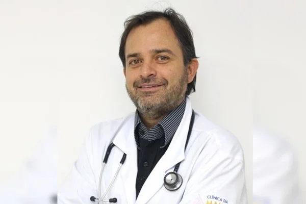 Homem de barba com jaleco branco