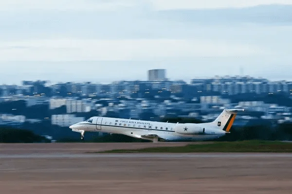 Ministros de Lula aproveitam aviões da FAB para passar fim de semana em casa