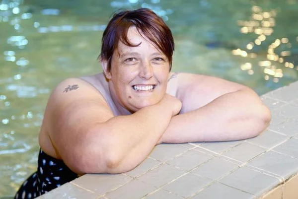 Após 30 anos, mulher consegue tomar banho pela primeira vez