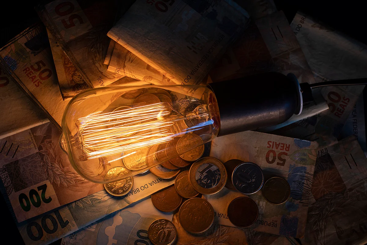 Energia, luz, dinheiro - aumento na conta de luz cashback - Metropoles