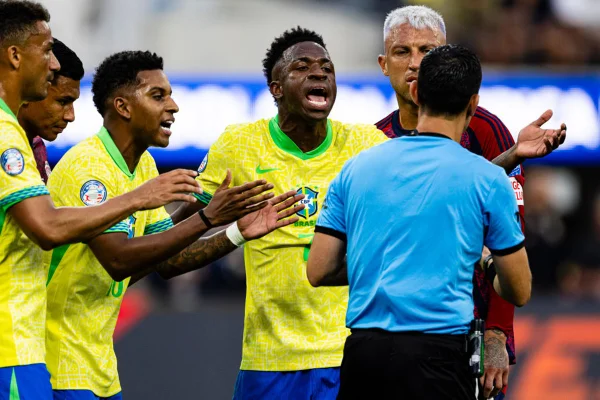 Imagem colorida dos jogadores reclamando - Metrópoles