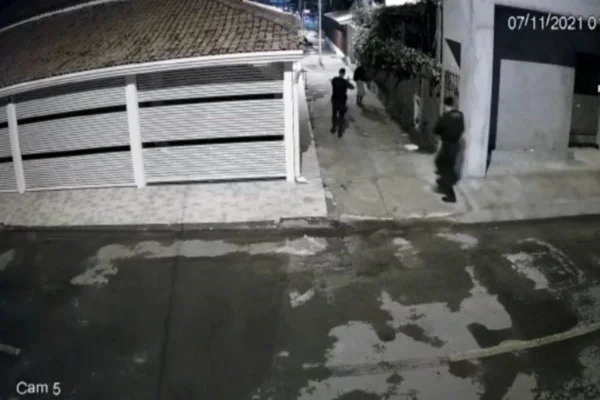 Vídeo. Homem é preso em flagrante ao furtar casa e tentar fugir