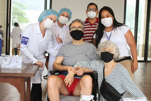 Aos 50 anos, ator Flávio Silvino recebe 1ª dose de vacina contra Covid