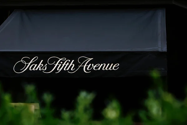 saks fifth avenue falencia emprestimo mercado de luxo - metrópoles
