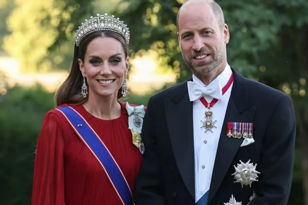 Após luta contra o câncer, Kate Middleton posa durante evento - Metrópoles