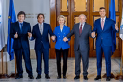 Presidentes Javier Milei, Lacalle Pou, Ursula von der Leyen, Lula e Santiago Peña na cúpula do Mercosul, no Uruguai