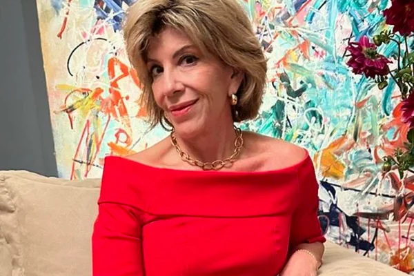 Silvia Poppovic posa de vestido vermelho - Metrópoles