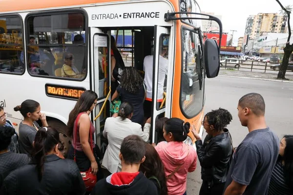 Segundo dia de greve tem Metrô com horário reduzido e ônibus lotados