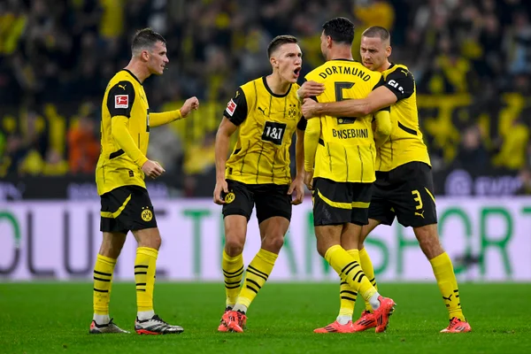 Imagem colorida dos jogadores do Borussia Dortmund - Metrópoles