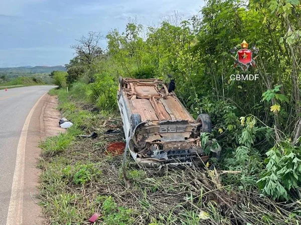 Carro capotado à margem de uma rodovia, no meio do mato, aparece destruído. O acidente deixou idoso ferido no Distrito Federal - Metrópoles