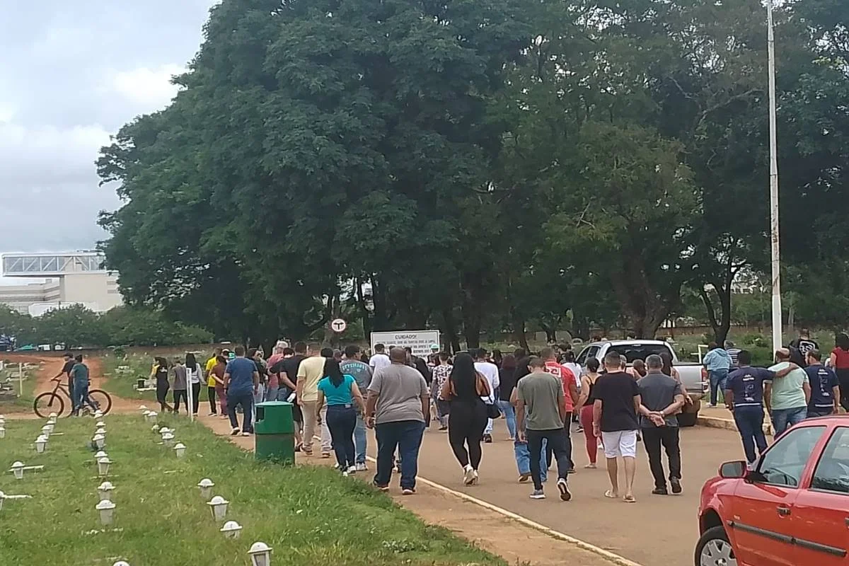 Enterro de Giovana Camilly com a presença de amigos e familiares Enterro de Giovana Camilly com a presença de amigos e familiares
